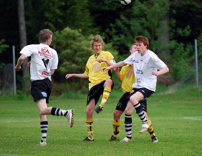 2010_0527_28.JPG - Viktor Andersson spelar undan bollen på ett tillslag
