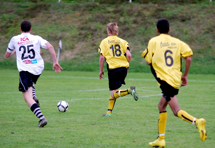 2010_0527_43.JPG - "Basse" Karlsson på väg igenom kolsvaförsvaret . . . .