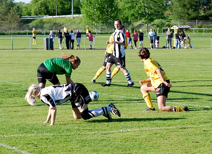 2010_0601_04.JPG - Betty Blixt blir hårt tagen i straffområdet men ingen signal från domaren, och målvakten kan plocka in bollen