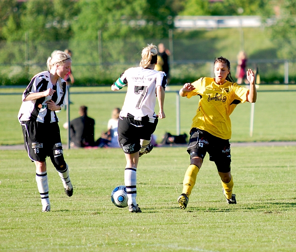 2010_0601_06.JPG - Suraförsvaret hinner slå undan bollen framför Elin Segerstedt