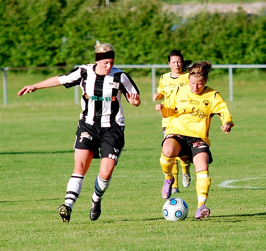 2010_0601_11.JPG - Ida Asp (matchens bäste spelare) sulfintar sin motståndare