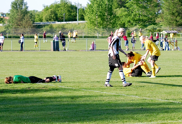 2010_0601_15.JPG - Glada Södraspelare kommer fram till målskytten