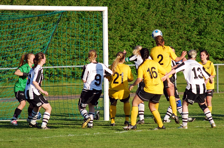 2010_0601_28.JPG - Ida Sörén nickar in 5-0 till Södra på hörna, ännu en bra slagen hörna av Ida Asp