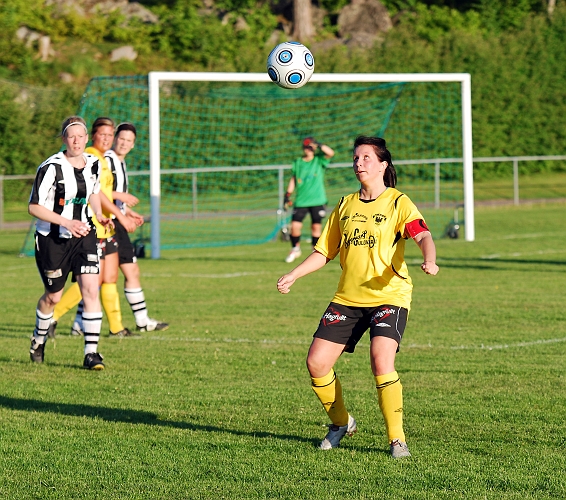 2010_0601_29.JPG - Jenny Ammesmäki får helt oattackerad ta ner bollen