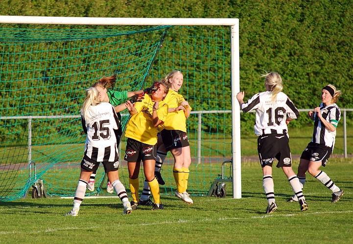 2010_0601_35.JPG - . . . . men målvakten trycker undan både bollen och Ida Sörén