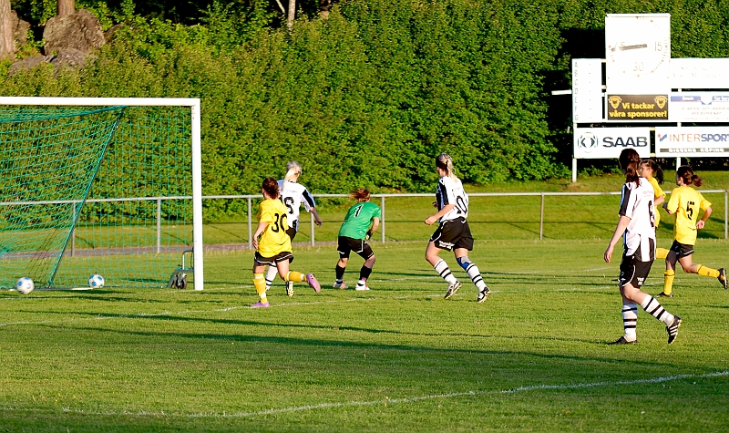2010_0601_39.JPG - Elin Segerstedt skär in från högerkanten och även hon gör sitt 3:e mål för kvällen och fastställer slutresultatet till 8-0 för Södra