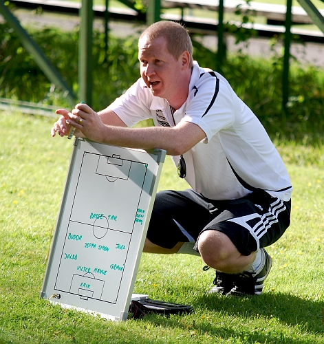 2010_0603_02.JPG - Tränaren Ronnie Nilsson går igenom taktiken med laget