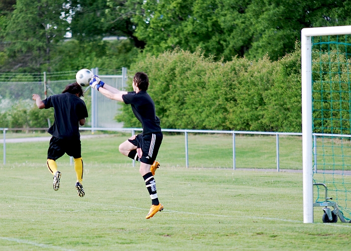 2010_0603_03.JPG - Uppvärmning av målvakten Erik Andersson innan match