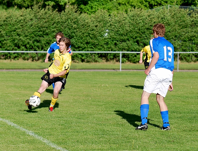 2010_0603_08.JPG - Joel Larsson spelar upp bollen längs långlinjen