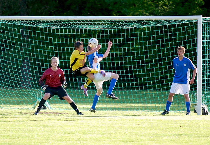2010_0603_10.JPG - Jasmin Budimovic i kamp om bollen efter en hörna