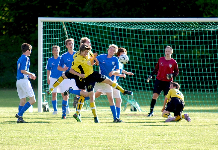 2010_0603_11.JPG - Manne Nilsson i kamp om bollen men Götlundaförsvaret får undan bollen