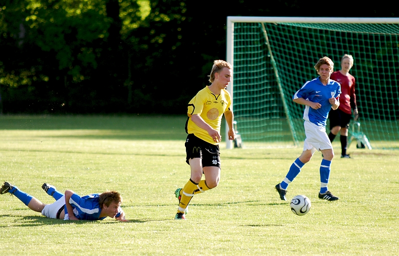 2010_0603_12.JPG - "Basse" Karlsson vinner en närkamp och vänder upp mot mål med bollen