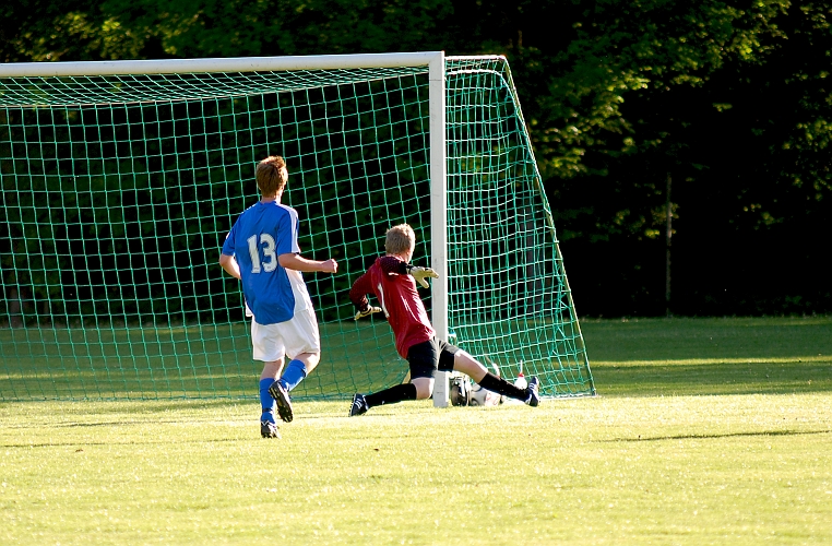 2010_0603_13.JPG - "Tak" skjuter ett skott från distans och bollen tar i stolpen och går till inspark