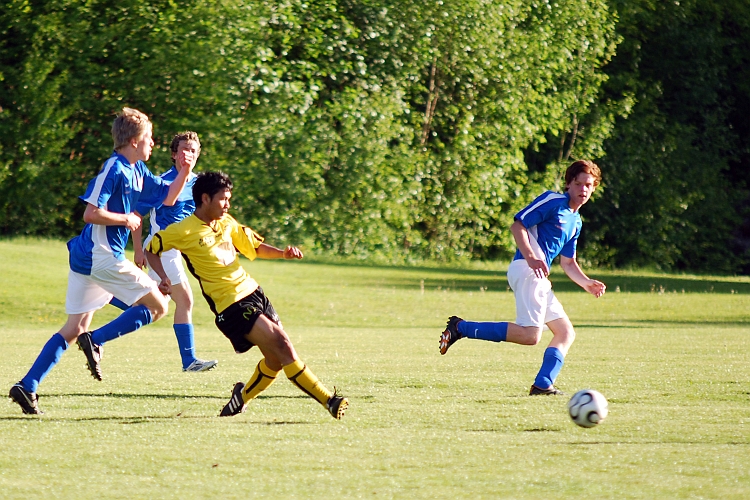 2010_0603_14.JPG - "Tak" slår en crosspassning åt höger till Joel Larsson . . . .