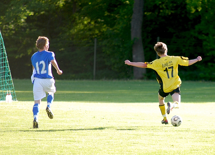 2010_0603_15.JPG - . . . . som möter bollen med ett direkskott . . . .