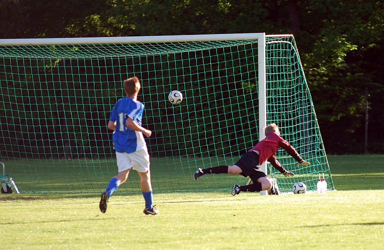 2010_0603_16.JPG - . . . . och bollen går som projektil in i mål 1-0 till Södra, målskytt Joel Larsson
