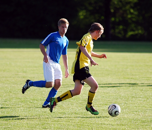2010_0603_19.JPG - Jesper Dahlström driver upp bollen över mittplan