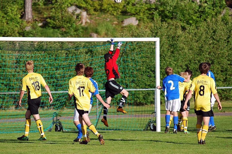 2010_0603_20.JPG - Ytterligare en farlig hörna för Götlunda men Erik Andersson boxar undan bollen