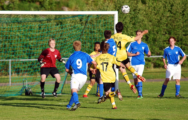 2010_0603_24.JPG - Dennis Pettersson går upp mot bollen på en hörna