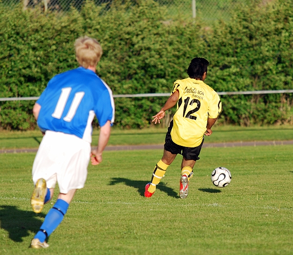 2010_0603_26.JPG - Mack Thachumphu går för ett inlägg från vänsterkanten