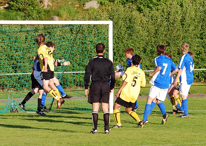 2010_0603_28.JPG - . . . . men bollen passerar honom och går på en Götlundaspelare . . . .