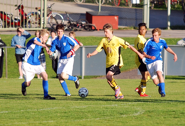 2010_0603_31.JPG - Simon Borell försöker att komma till ett avslut mot mål