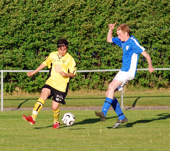 2010_0603_32.JPG - Dennis Pettersson hämtar bollen nere på kortlinjen och spelar in den till "Tak" . . . .