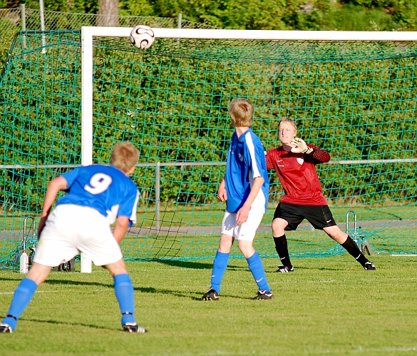 2010_0603_33.JPG - . . . . han vänder upp mot mål och avlossar ett hårt skott . . . .