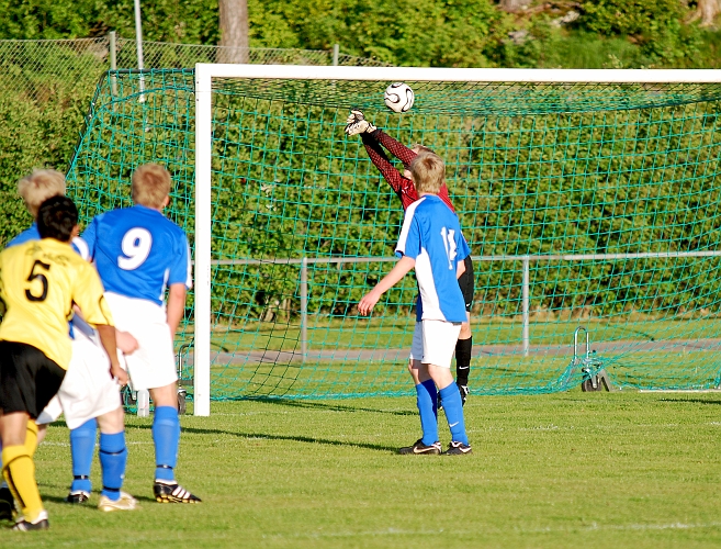 2010_0603_34.JPG - . . . . och bollen far som en raket in i nättaket. 3-2 till Södra, målskytt Wutthikrai "Tak" Saensopha