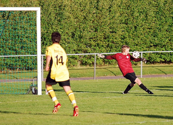 2010_0603_35.JPG - Götlunda's målvakt gör en bra räddning på ett skott från kanten