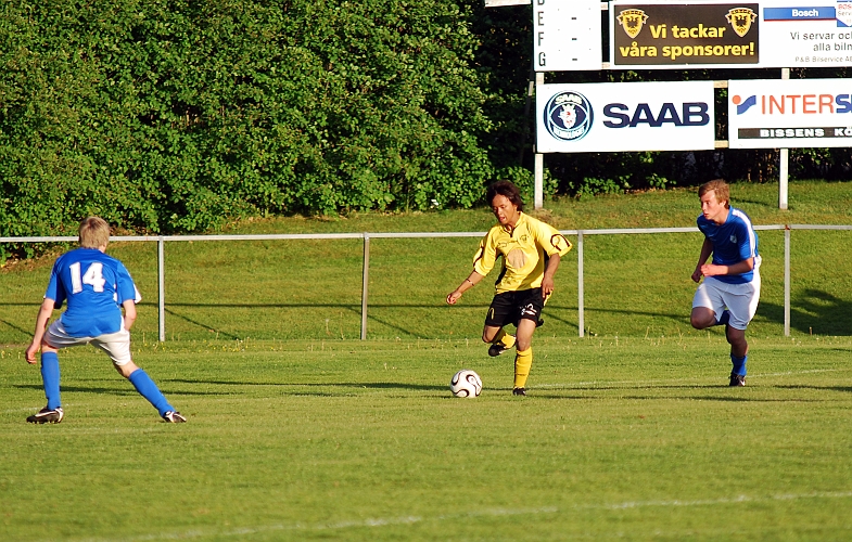 2010_0603_36.JPG - Ben Thachumphu spelar bollen snett bakåt in i straffområdet