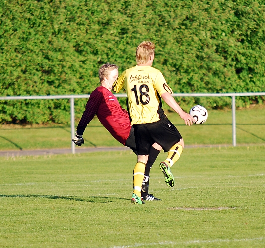 2010_0603_39.JPG - "Basse" Karlsson stressar Götlundas målvakt vid en hemåt passning