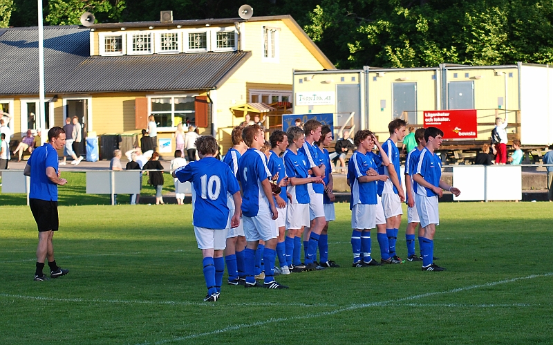 2010_0603_40.JPG - Götlundaspelarna tackar för matchen