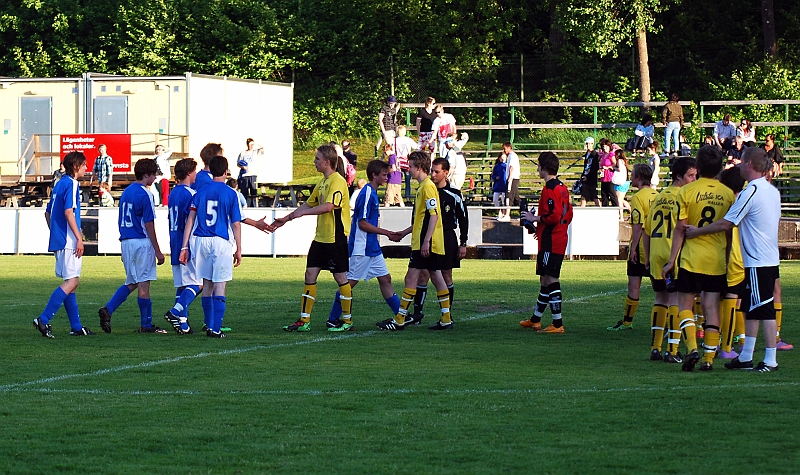2010_0603_42.JPG - Spelarna tackar domaren och varandra för matchen