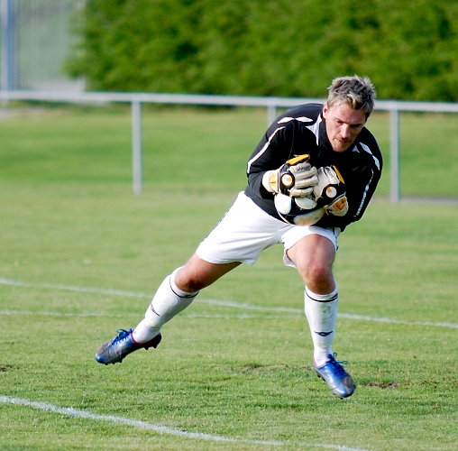 2010_0604_01.JPG - Uppvärmning av målvakten Fredrik Hagström innan matchen