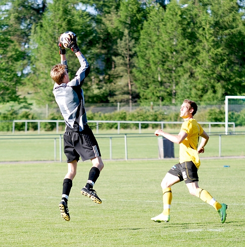 2010_0604_02.JPG - Hallstahammar's målvakt plockar in en höjdboll