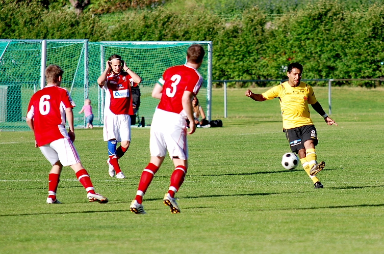 2010_0604_03.JPG - Jonas Hammarlund spelar fram bollen mot sina forwards