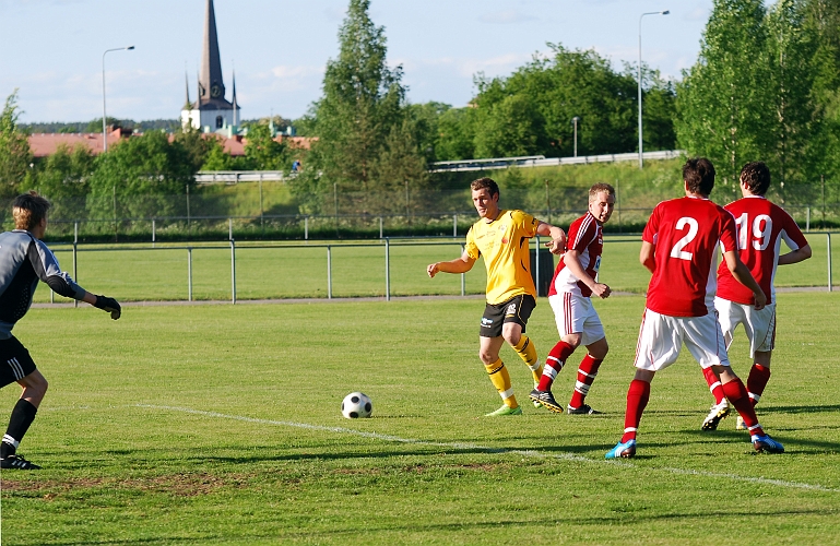 2010_0604_04.JPG - Bollen skär igenom Hallstaförsvaret och dennis Jansson har ett bra läge men hinner inte på bollen när den passerar