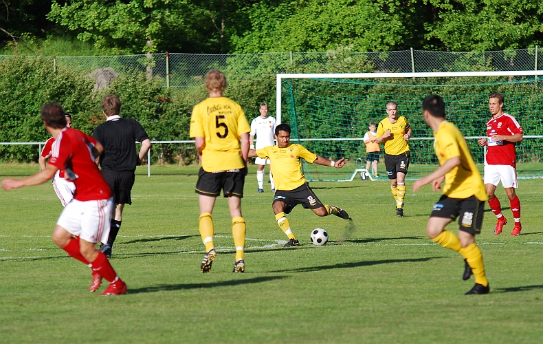 2010_0604_10.JPG - Jonas Hammarlund passar ut bollen mot högersidan
