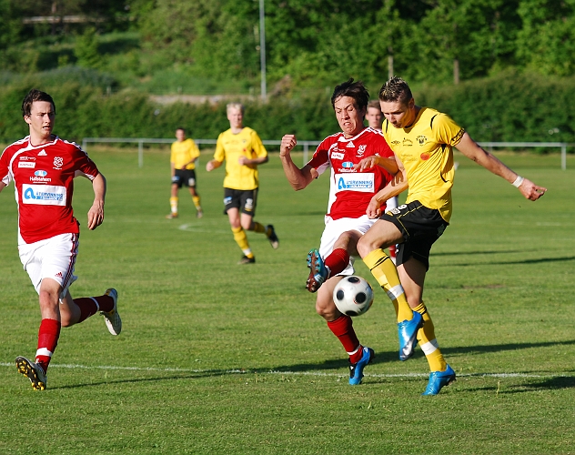 2010_0604_15.JPG - Miralem Malic går för ett avslut men Hallstaspelaren hinner fram och styr bollen till hörna