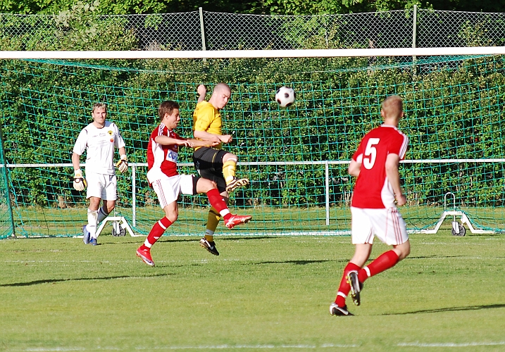 2010_0604_18.JPG - Gustav Gustavsson går upp och trycker undan bollen