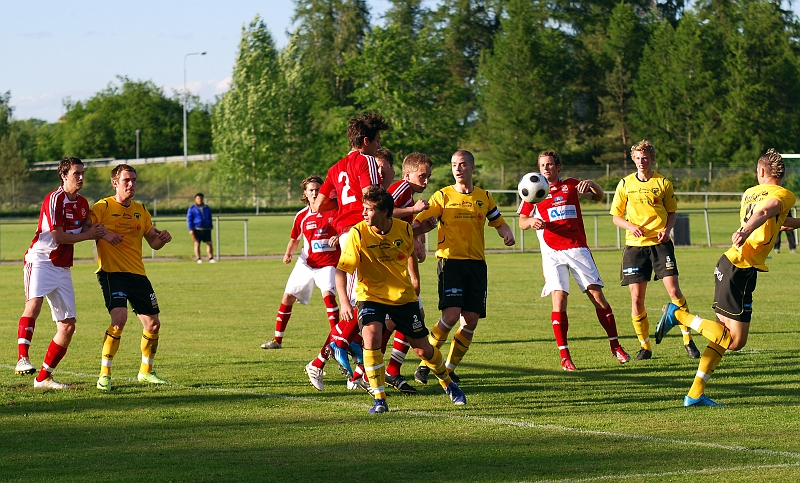 2010_0604_21.JPG - En hörna för Södra där Hallstaförsvaret får undan bollen