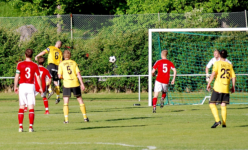 2010_0604_22.JPG - Gustav Gustavsson nickar undan bollen till hörna