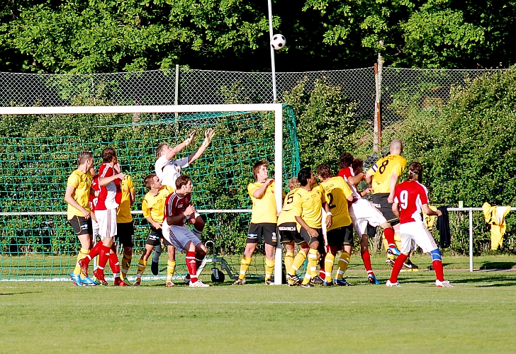 2010_0604_23.JPG - En hörna från höger och målvakten Fredrik Hagström är på väg upp mot bollen