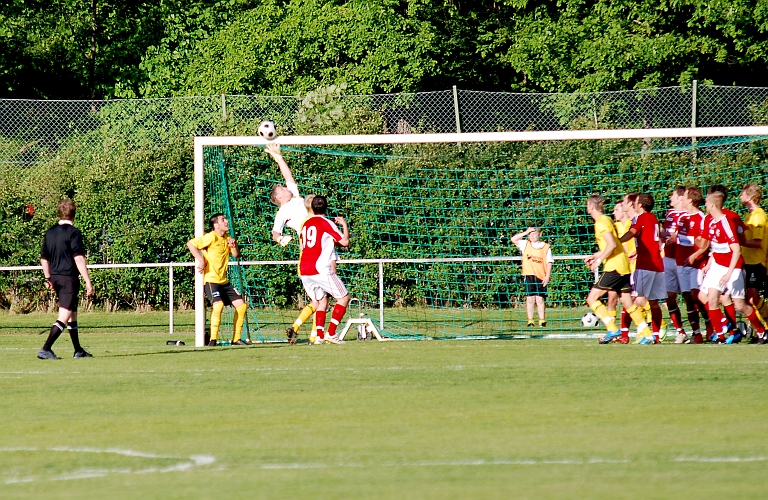 2010_0604_24.JPG - Ytterligare en hörna, denna gången en lång variant, och Fredrik Hagström får backa och sträcka ut så mycket han kan, och tippar bollen till en ny hörna