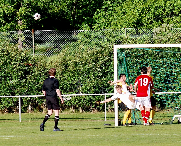 2010_0604_25.JPG - Fredrik Hagström faller handlöst efter sin fina räddning