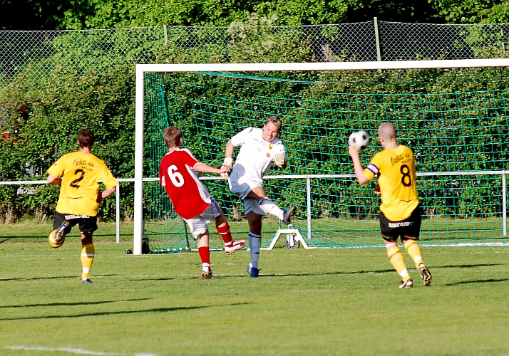 2010_0604_27.JPG - Målvakten Fredrik Hagström rusar ut och trycker iväg bollen precis före Hallstaspelaren