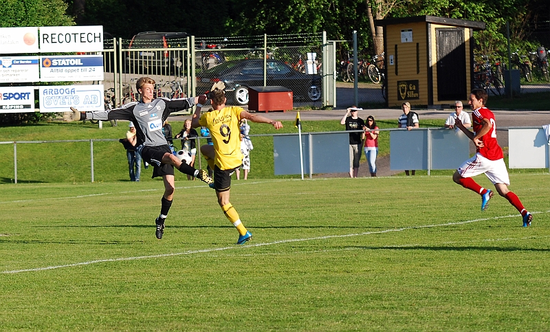 2010_0604_33.JPG - Miralem Malic fri med målvakten, men målvakten går ut och styr undan bollen