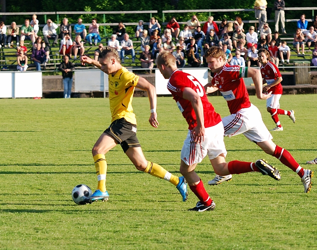 2010_0604_35.JPG - Miralem Malic på väg igenom Hallstaförsvaret