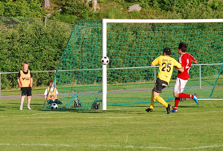 2010_0604_36.JPG - Mergim Bekaj får ett bra läge men bollen går strax utanför stolpen